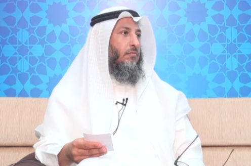 هل يأثم من يصلي الفريضة في بيته؟