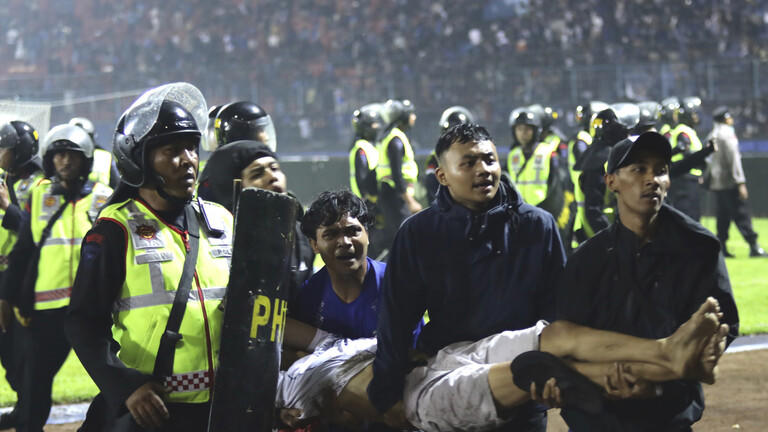 أول رد من الفيفا على فاجعة ملعب إندونيسيا