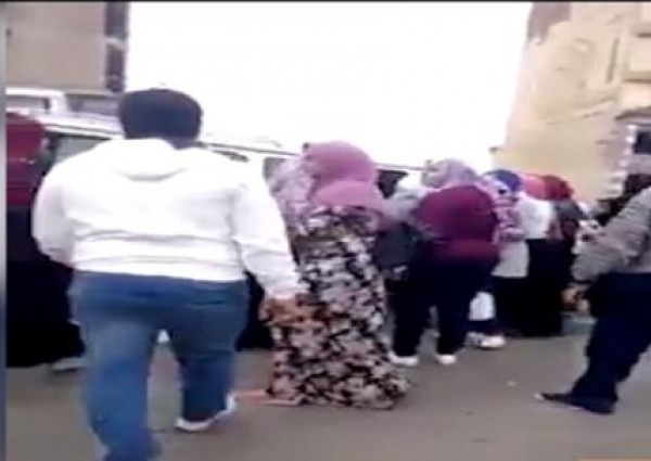 بالفيديو  ..  مصر : مشاهد صادمة لشاب يتحرش بالفتيات في الجامعة ..  والشرطة: ابن وحيد لأسرة مرموقة 