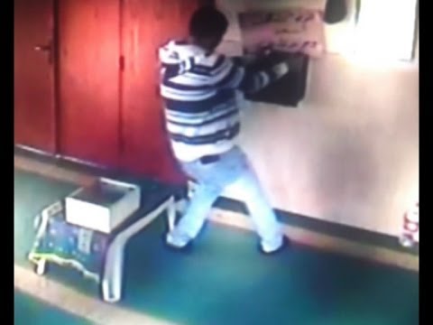 بالفيديو ..  شاب يسرق تبرعات "صندوق الزكاة"  من مسجد 