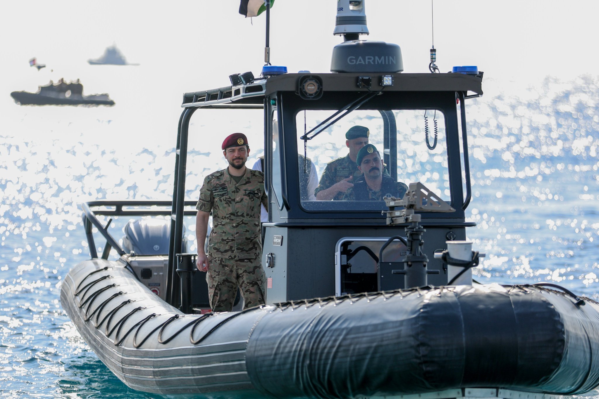 ولي العهد يزور فريق مكافحة الإرهاب المائي