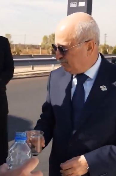 وزير النقل السوري يختبر جودة طريق مطار دمشق الجديد بـ"كوب ماء"
