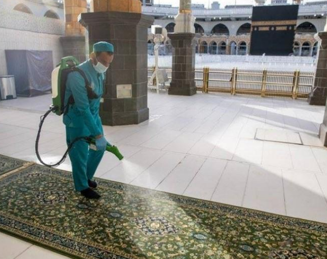 تعرفوا على كيفية غسل وتعقيم المسجد الحرام ..  30 ألف لتر من المعطرات 
