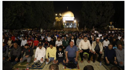 60 ألفًا يؤدون صلاتي العشاء والتروايح في الأقصى