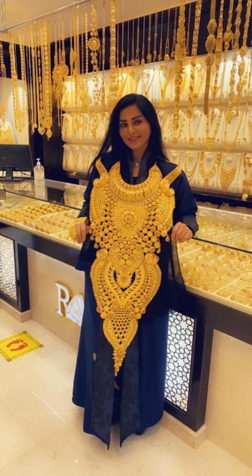 تباهي فنانة سعودية بطوق ذهب "رعد الشمال" يثير جدلا واسعا