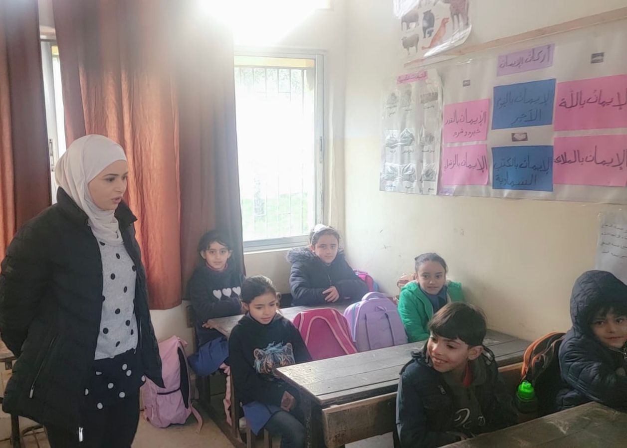 الخريشا تتفقد سير الدوام المدرسي في يومه الأول بمدارس لواء ناعور