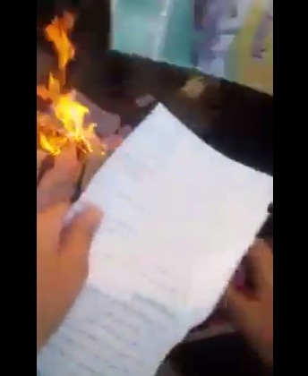 بالفيديو  ..  طلبة المدارس في معان يحرقون الكتب رفضاً للتعديلات الأخيرة 