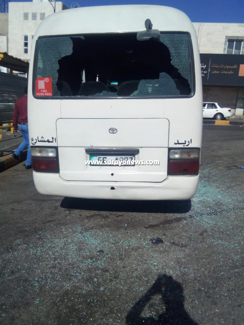 بعد نشر سرايا  ..  قوة امنية تلقي القبض على احد المطلوبين قام بالاعتداء على حافلات في اربد   ..  صور