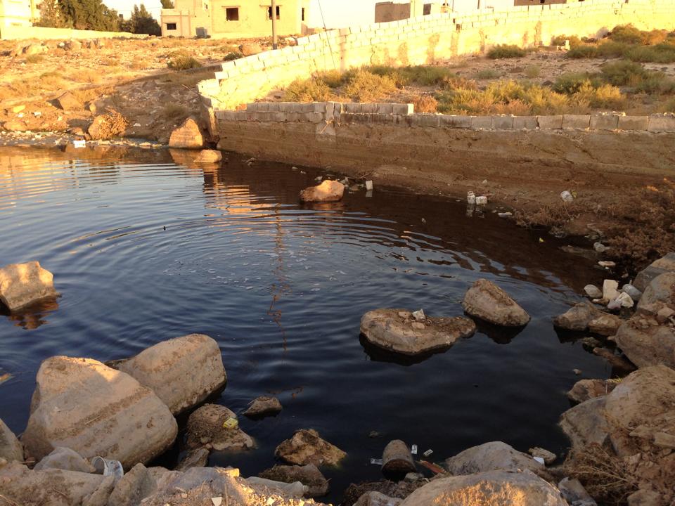 بالصور  ..  مياه الصرف الصحي داخل مقبرة الحي الشرقي في "هاشمية الزرقاء" 