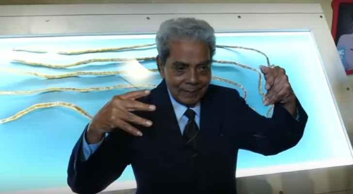 بالفيديو ..  شاهد صاحب أطول أظافر في العالم يقص أظافره للمرة الأولى بعد 66 عاماً