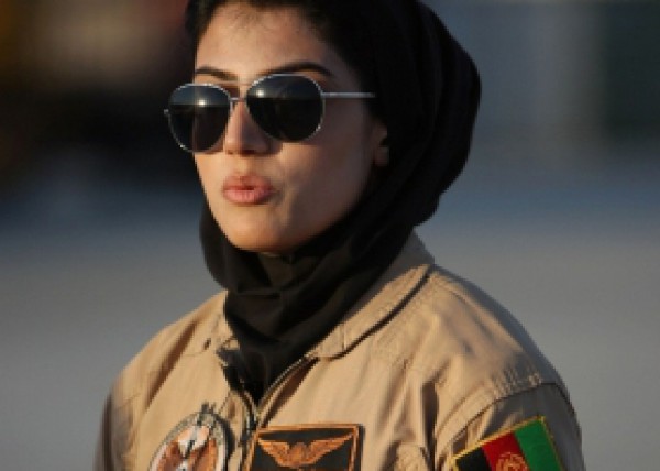 شاهد الصور :أول "طيارة" في الجيش الأفغاني تلقب بأجمل قائدة طيران بالعالم  