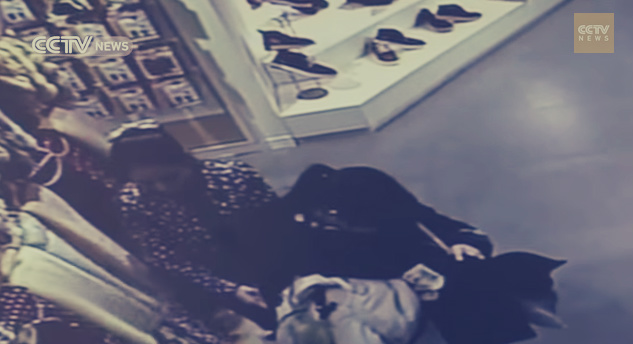 فتاة تسرق آيفون 6 من حقيبة سيدة بمهارة عالية (فيديو)