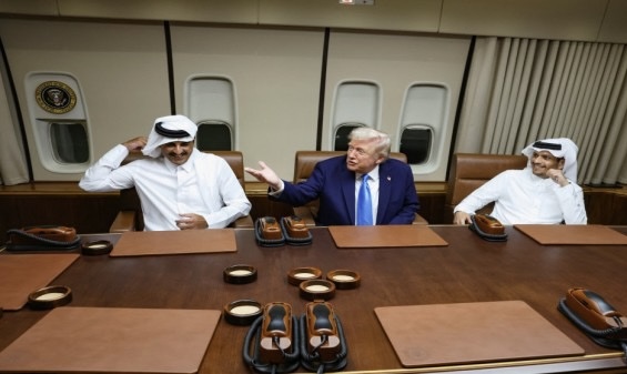 على متن الطائرة ..  ترامب يلتقي أمير قطر خلال توقف في طريقه إلى آسيا