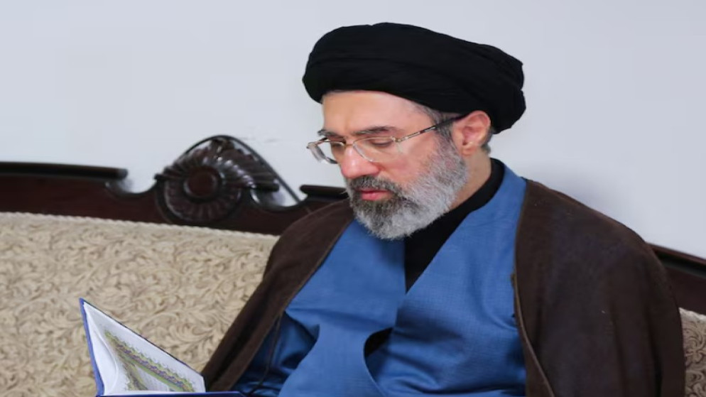 تلفزيون إيران يلمح لإصابة مجتبى خامنئي