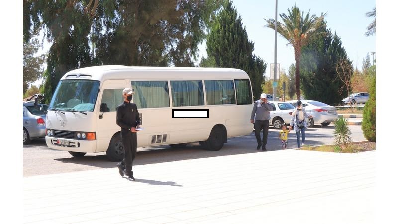 طلاب جامعة الحسين وموظفو معان يطالبون بمعالجة الحمولة الزائدة في باصات "معان – الشوبك"   