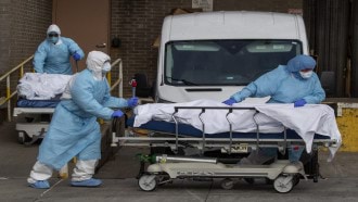 بريطانيا تتخطى حاجز 60 ألف وفاة بفيروس كورونا