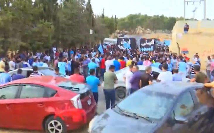 بالصور ..  جماهير الفيصلي تعتصم أمام مقر النادي للمطالبة برحيل الادارة 