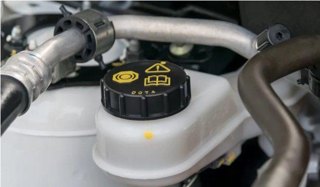 8 خطوات سهلة لتغيير زيت الفرامل