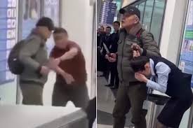 بالفيديو ..  شجاعة ملاكم سابق تنقذ فتاة من مجرم في مطار