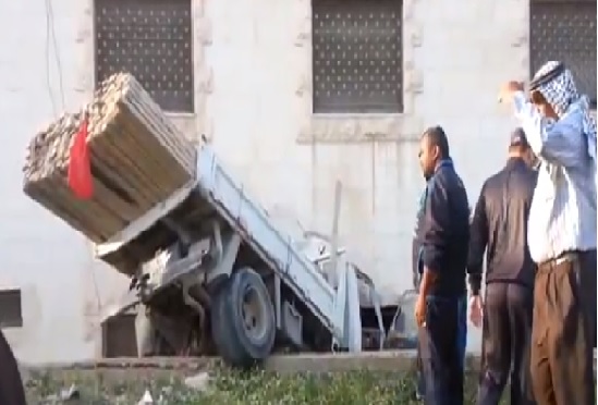 بالفيديو   ..  إنقلاب سيارة داخل منزل في أبو نصير