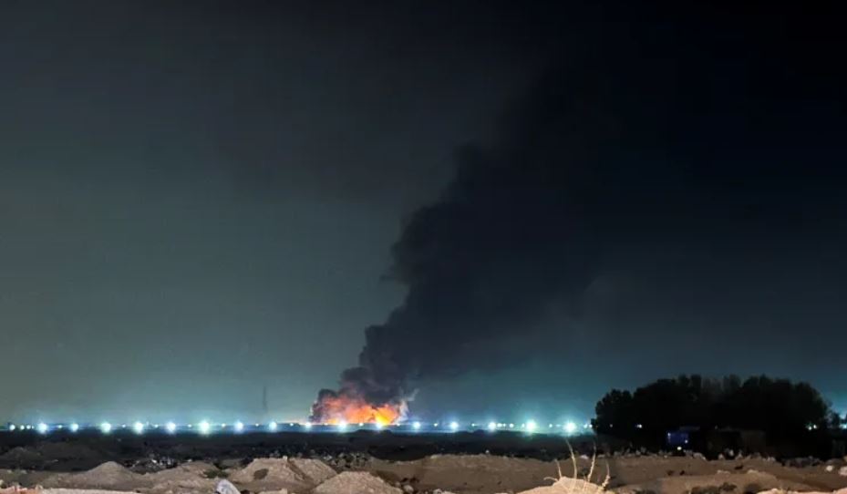 حريق ضخم بمقر شركتين أمريكيتين بالبصرة وفصائل تهدد مصالح أمريكا