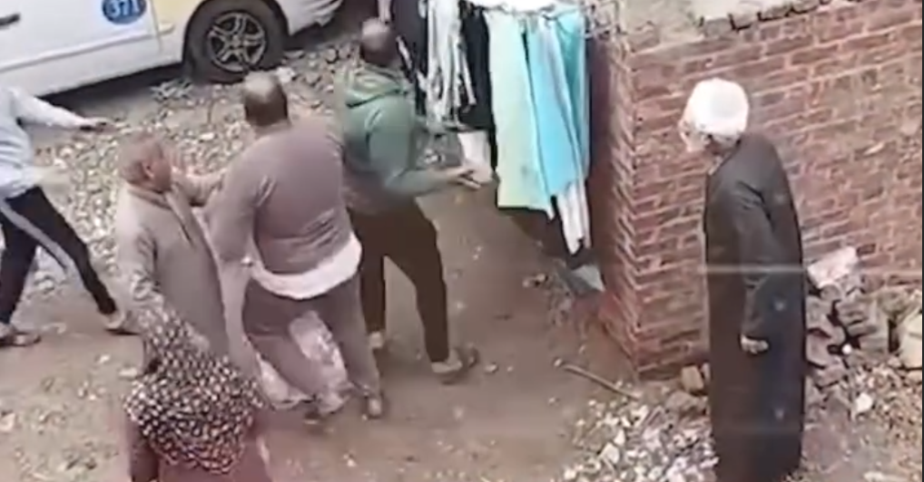 فيديو يوثق اعتداء أشقاء على أخيهم بعد نقل ملكية منزله لبناته الأربع في مصر