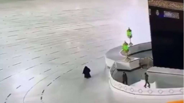 فيديو نادر… امرأة تطوف حول الكعبة بمفردها