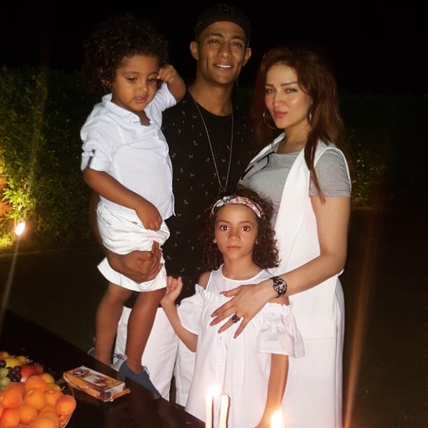 محمد رمضان فى صورة عائلية برفقة زوجته وأبنائه