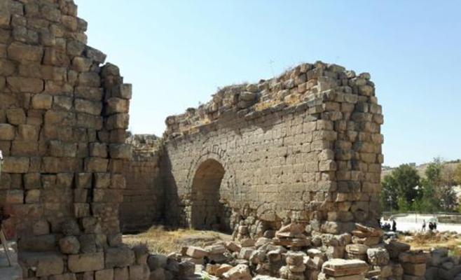 جرش: موقع الحمامات الأثري يتحول إلى مكب نفايات