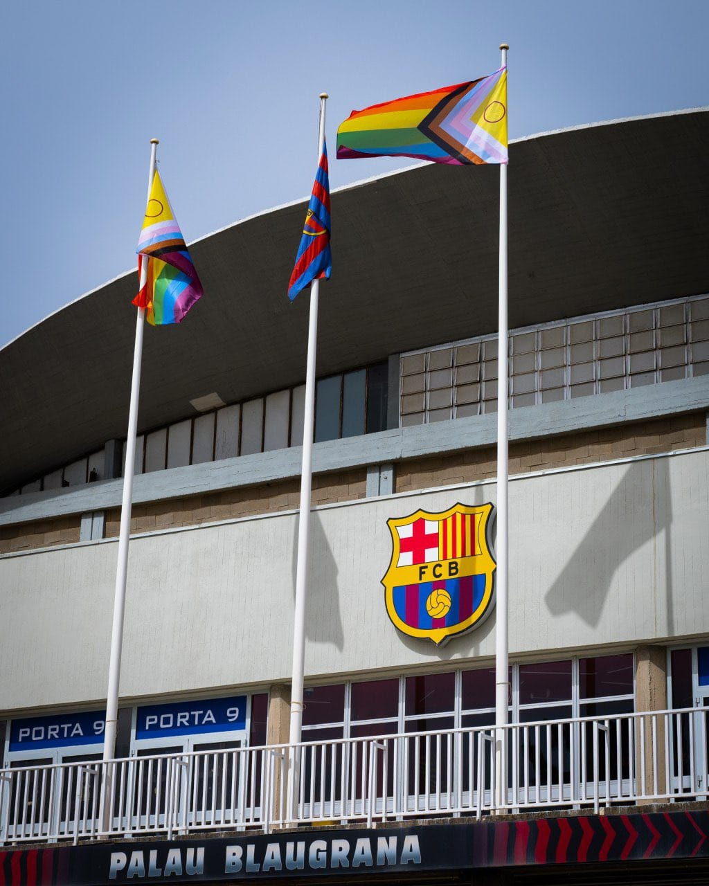 ‏نادي ‎برشلونة يحتفل باليوم العالمي للمثليين ويرفع أعلامهم الملونة 