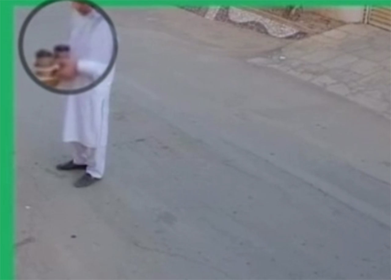بالفيديو ..  مندوب توصيل يبصق في أكواب القهوة قبل تسليمها في السعودية