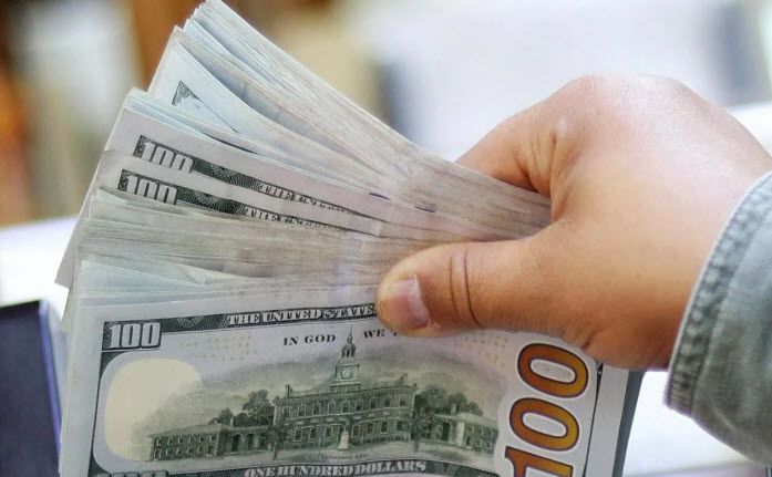 الدولار يواصل انخفاضه ويتجه لأكبر تراجع شهري في 10 سنوات