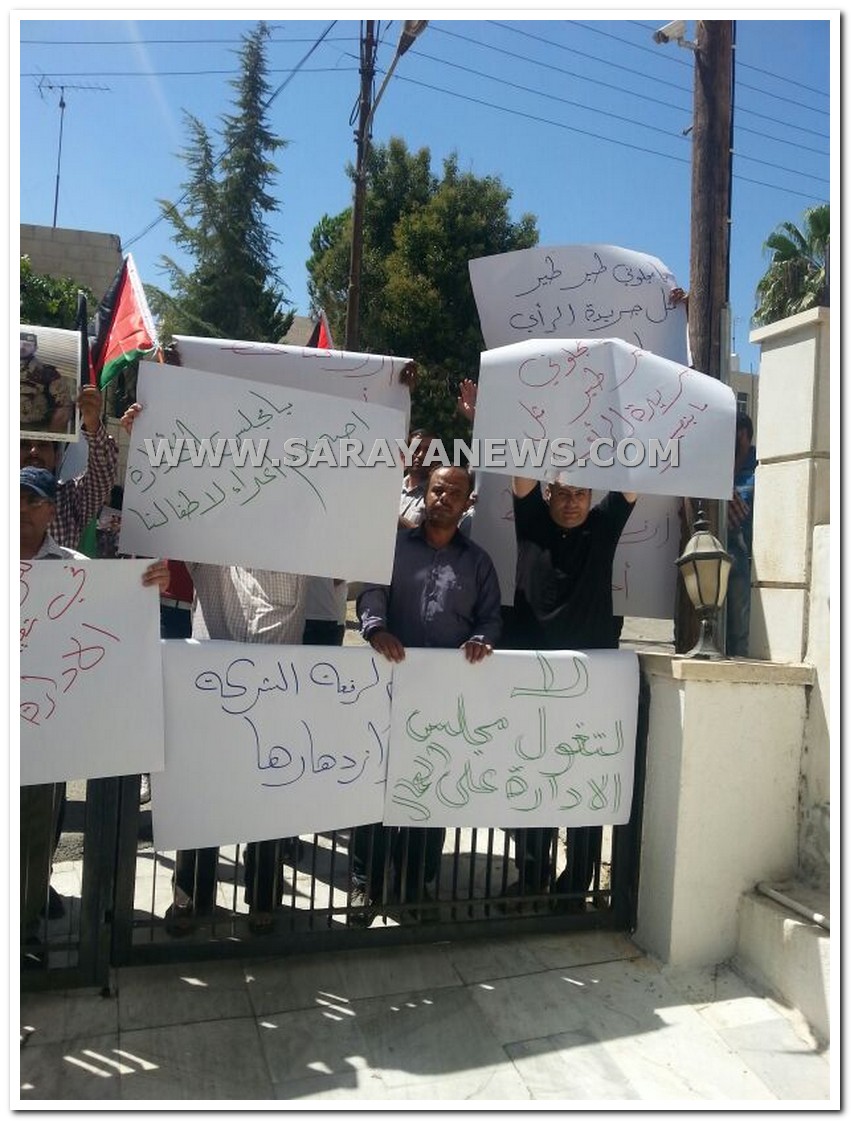 بالصور ..  المئات يعتصمون إعتراضاً على قرارات مجلس إدارة الإسمنت الأبيض بعمان