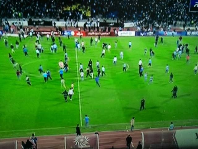 بالصور ..  فوضى في ستاد عمان اثر اقتحام عشرات المشجعين ارضية الملعب 