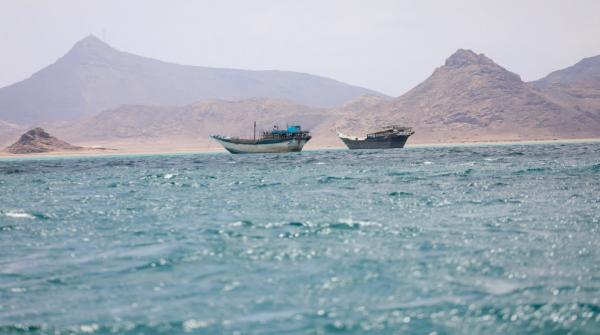 هيئة بحرية: أشخاص يعتلون سفينة في خليج عدن