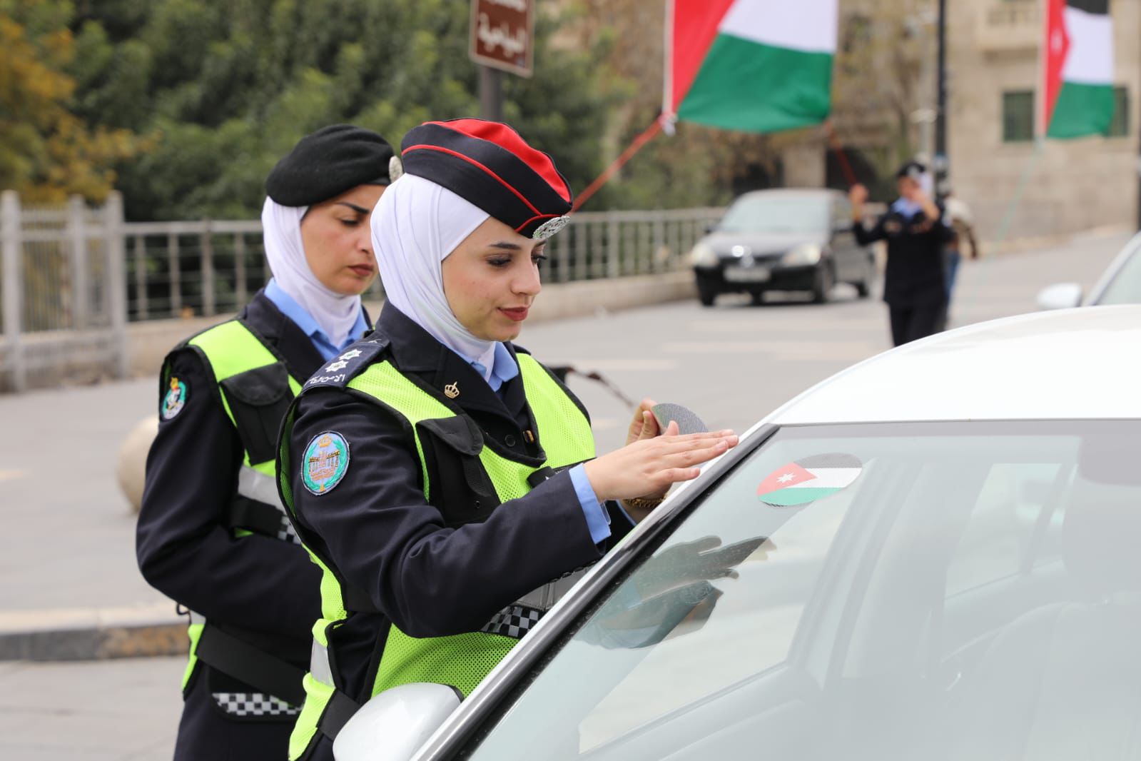 الأمن العام يباشر بلصق وتوزيع العلم الأردني على مركبات المواطنين احتفاءً بيوم العلم