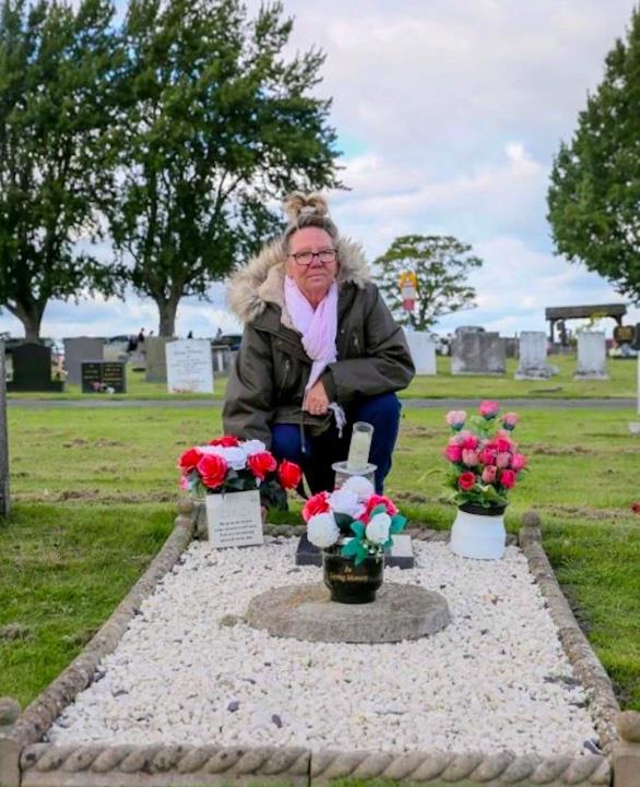 بعد 43 عاماً ..  بريطانية تكتشف بأنها تزور القبر الخاطئ لوالدها