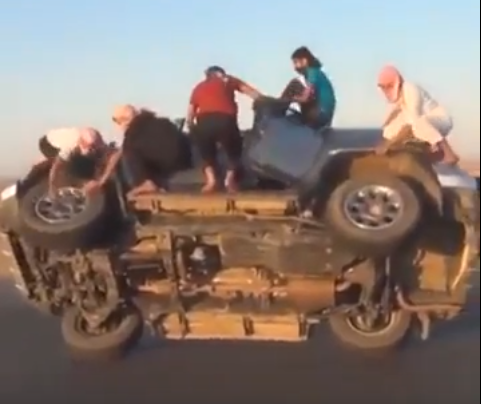  بالفيديو   ..   شبان سعوديون يغامرون بقيادة سيارة على إطارين فقط و يبدلون الإطارات