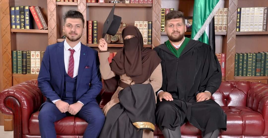 أم أردنية وولداها يعلنون تخرجهم من الجامعة في نفس الوقت 