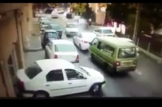بالفيديو  .. سائق متهور يدمر مركبات شارع بأكمله ويلوذ بالفرار 