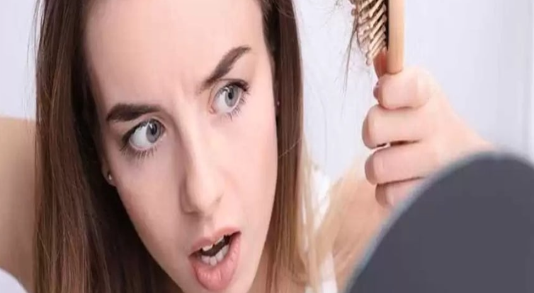 طبيبة جلدية تكشف أبرز 3 أسباب لتساقط الشعر