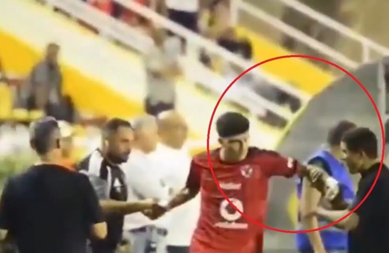 عموتة يعتدي على لاعب الأهلي المصري - فيديو