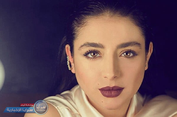 ممثلة سورية مشهورة تستعرض وشمها بهذه الطريقة