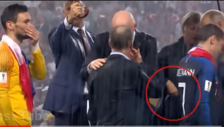 فيديو  ..  سيدة تسرق ميدالية التتويج بلقب كأس العالم 