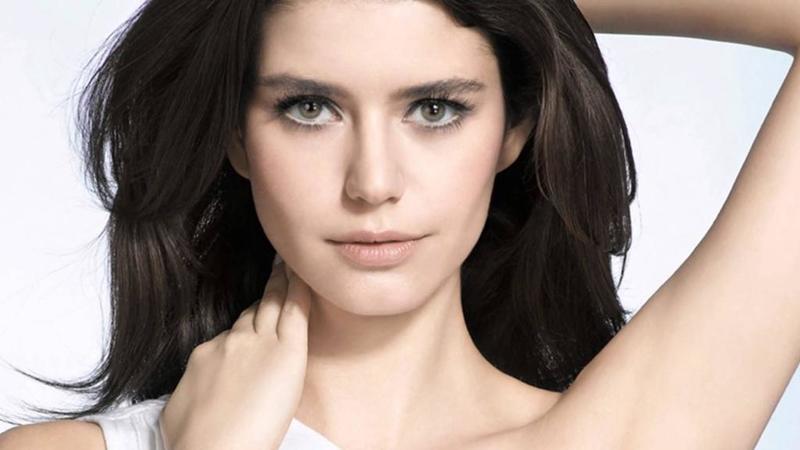 بالصور .. بيرين سات منذ الطفولة حتى الان 