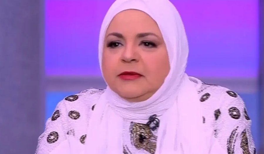 مطربة مصرية شهيرة ترتدي الحجاب ..  وترفض التوقف عن الغناء