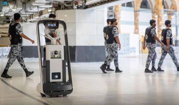 السعودية توظف 11 روبوتا للتعقيم ومكافحة الأوبئة داخل المسجد الحرام