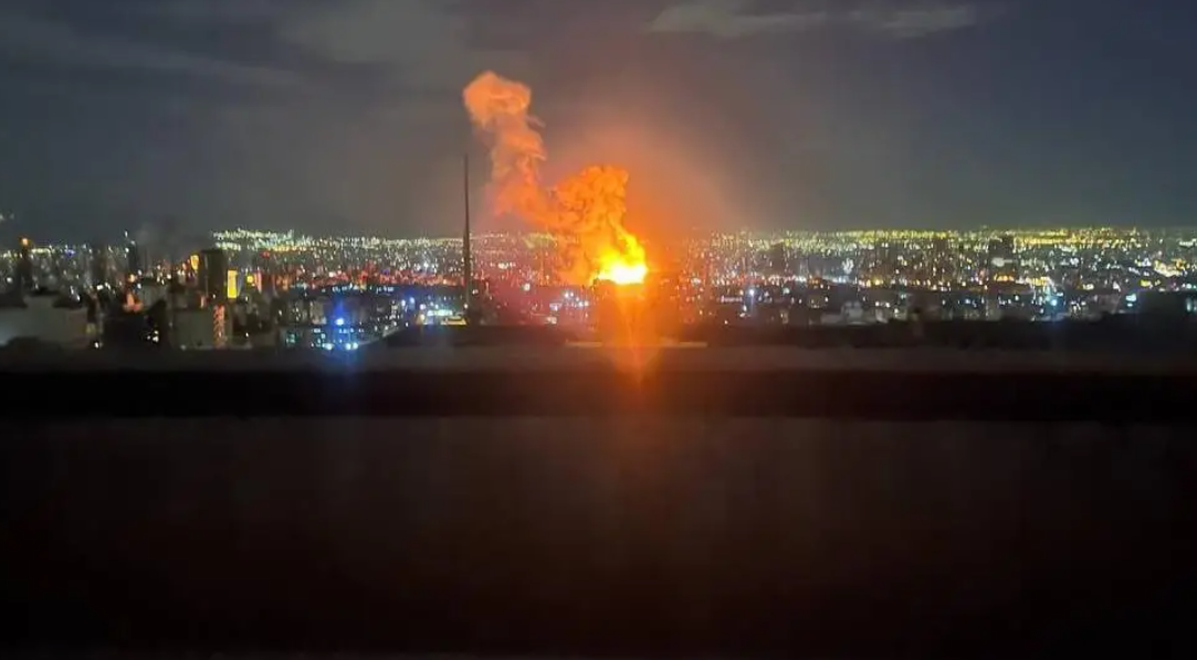 مقتل مدنيين وانهيار مبانٍ سكنية وأمنية في مدينة ري جنوب طهران إثر هجوم جوي