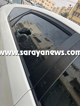 بالصور  ..  عمان :  "ملثم" يحطم  3 مركبات لموظفين باحدى الشركات