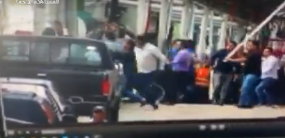 مشاهد مروعة  .. أهالي قرية مكسيكية يعتدون على رئيس بلديتهم بأدوات حادة 